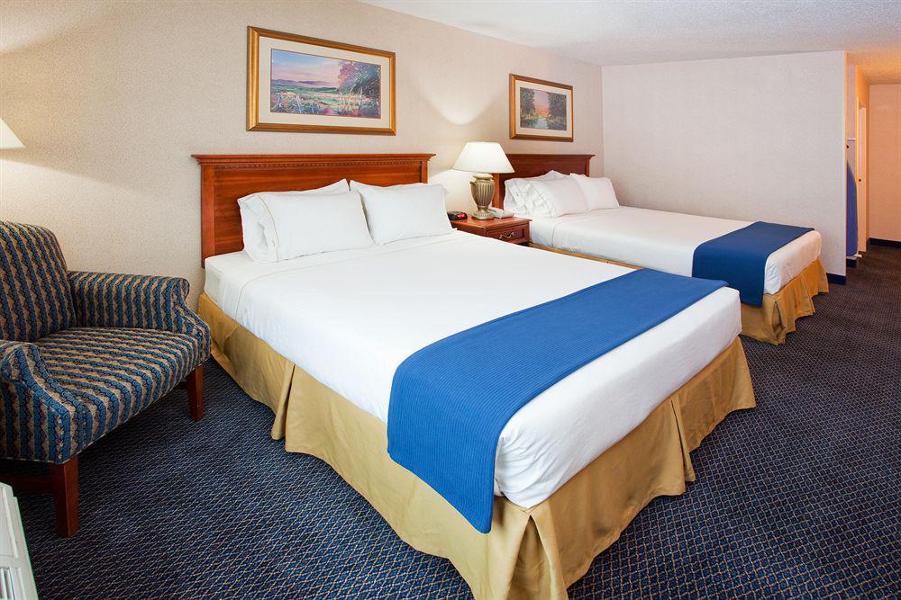Holiday Inn Express Hotel & Suites Grand Rapids-North By Ihg Habitación foto